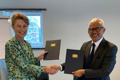 Directeur Susan Lammers en ambassadeur H.E. Dato’Ahmad Nazri Yusof na ondertekening van de overeenkomst