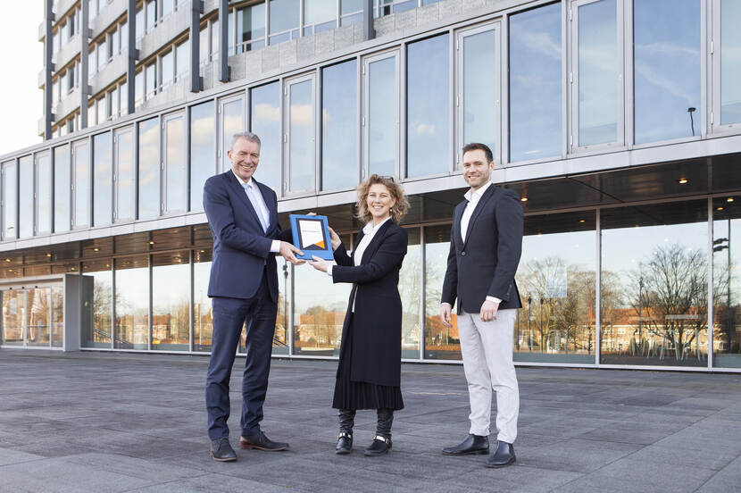 foto van Albert ten Brinke, eigenaar en ontwikkelaar van vastgoed (links) en Rik Thijs (rechts), wethouder van Cultuur, gemeente Eindhoven en Susan Lammers, algemeen directeur van de RCE voor het voormalige Philips hoofdkantoor