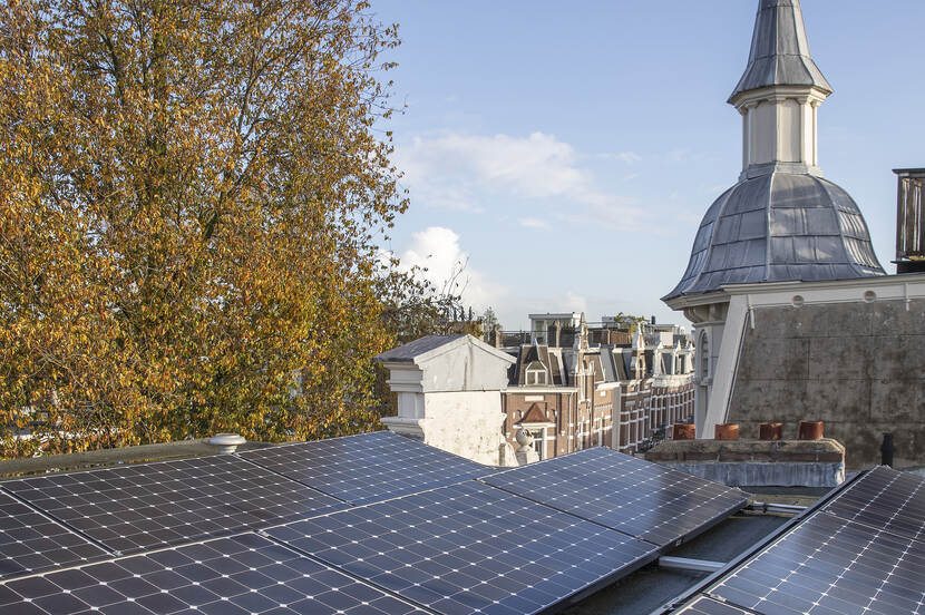 Zonnepanelen op pand in Amsterdam.