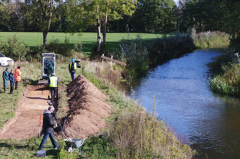 Omslagfoto van RAM 267: Veilig naar de overkant, met daarop een archeologische opgraving langs de Brabantse Aa in Berlicum