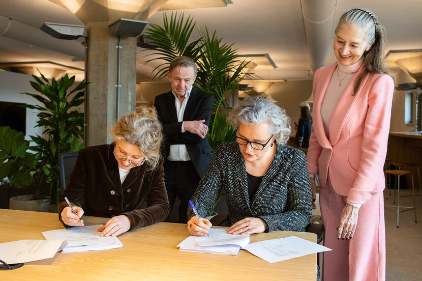 Tekenmoment van de overdracht resultaten Museale verwervingen met daarbij de directeuren van de RCE en Museumvereniging