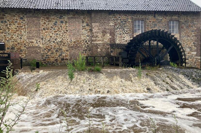 Monumentale Volmolen volgelopen met water tijdens de overstroming in Limburg