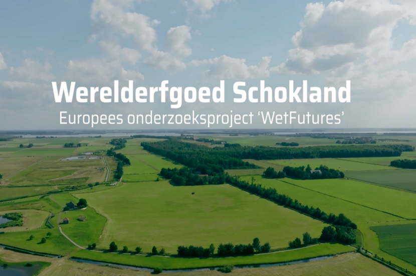 Luchtfoto van een landschap met in beeld de titel Werelderfgoed Schokland, Europees onderzoeksproject WetFutures