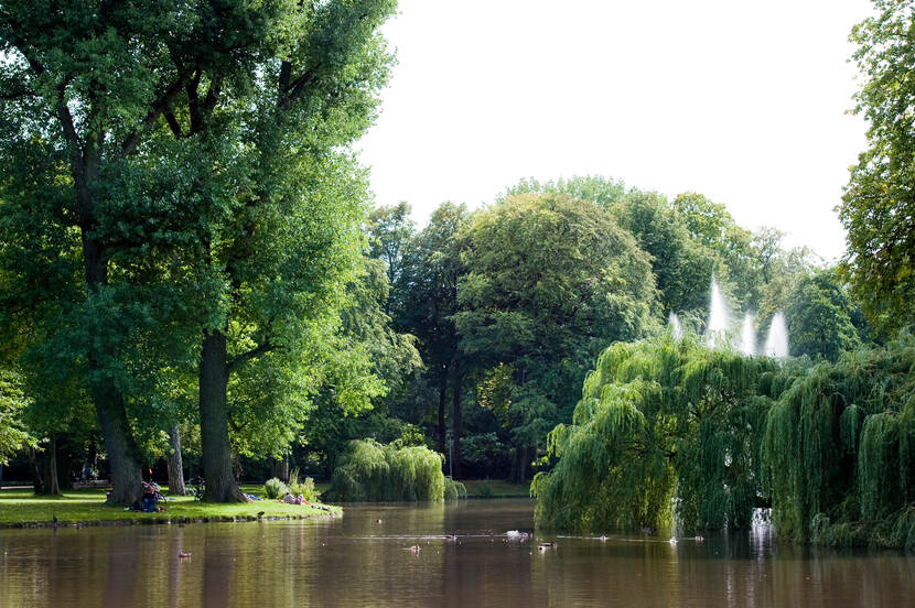 Utrecht - Wilhelminapark; overzicht met vijver