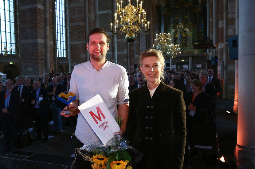 Christian Pfeiffer ontvangt de prijs Monumententalent 2019 uit handen van Susan Lammers, directeur van de Rijksdienst voor het Cultureel Erfgoed.