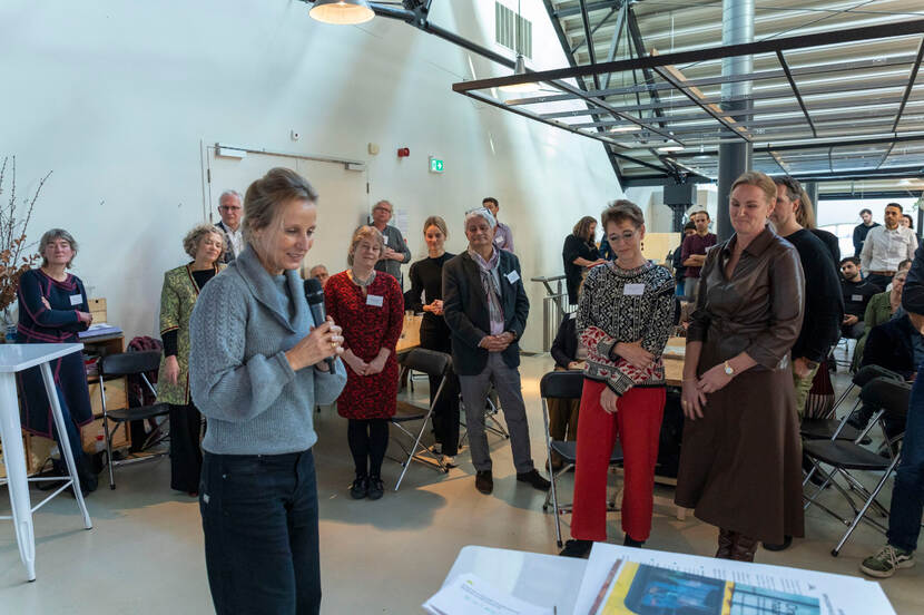 Meerder personen in een zaal