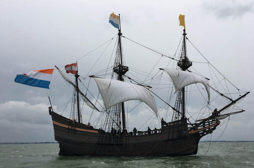 Replica van het VOC schip de Halve Maen (1609) zeilend