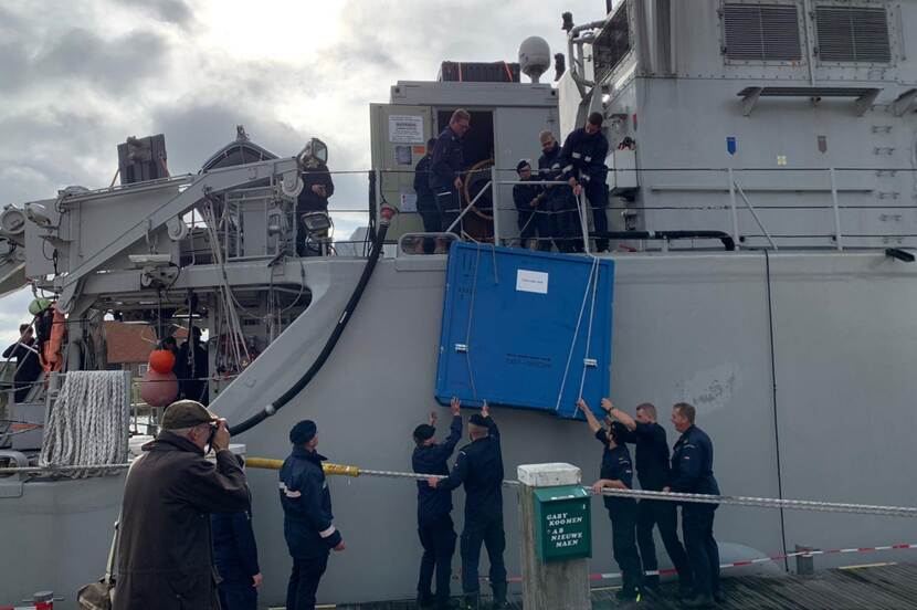 Het schilderij Schepen op de Oosterschelde bij de Zuidhavenpoort van Zierikzee wordt uitgeladen door de Koninklijke Marine