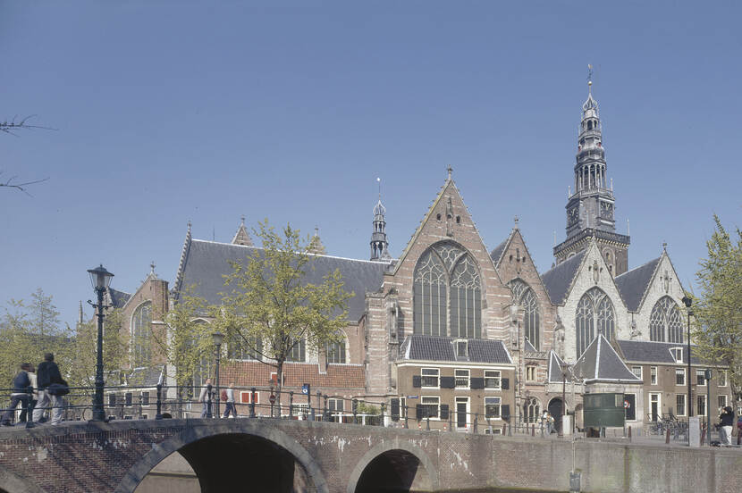 De oude kerk in Amsterdam met daarvoor de gracht.