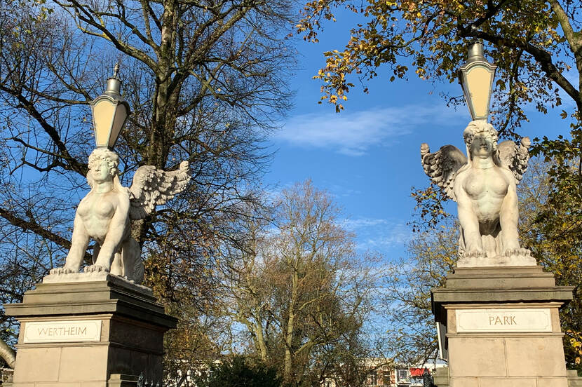 Twee standbeelden bij de ingang van Wertheim Park