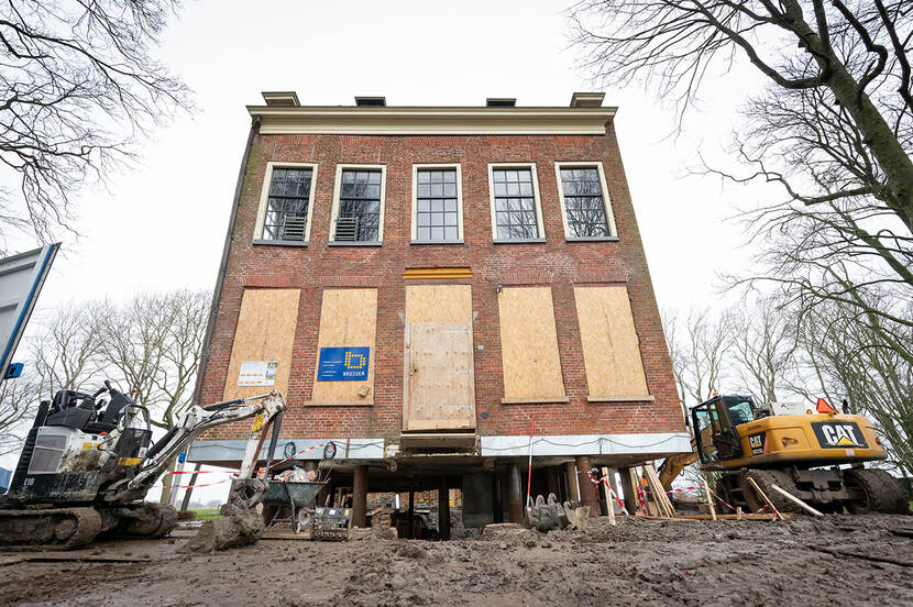 Huis dat boven naar boven wordt getild