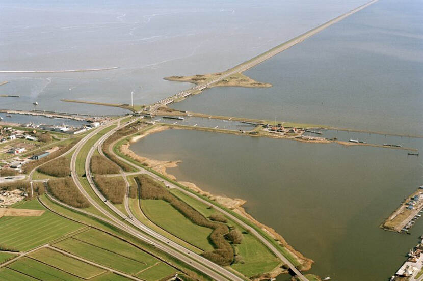 Luchtfoto van de afsluitdijk