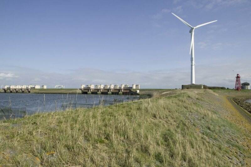 De afsluitdijk met daarop een windmolen