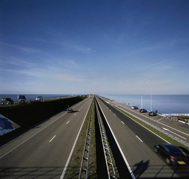 Autoweg over de afsluitdijk