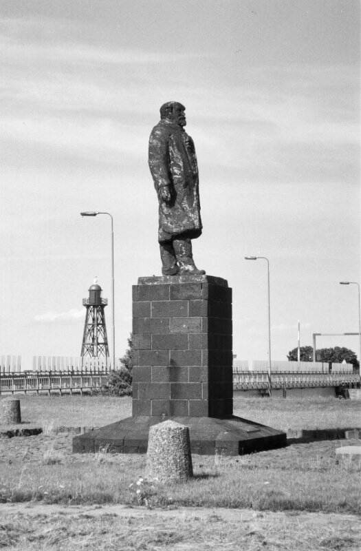 Zwart-wit foto van het standbeeld van Cornelis Lely