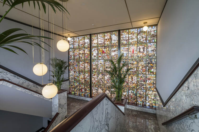 Glas-in-loodraam in het fabrieksgebouw