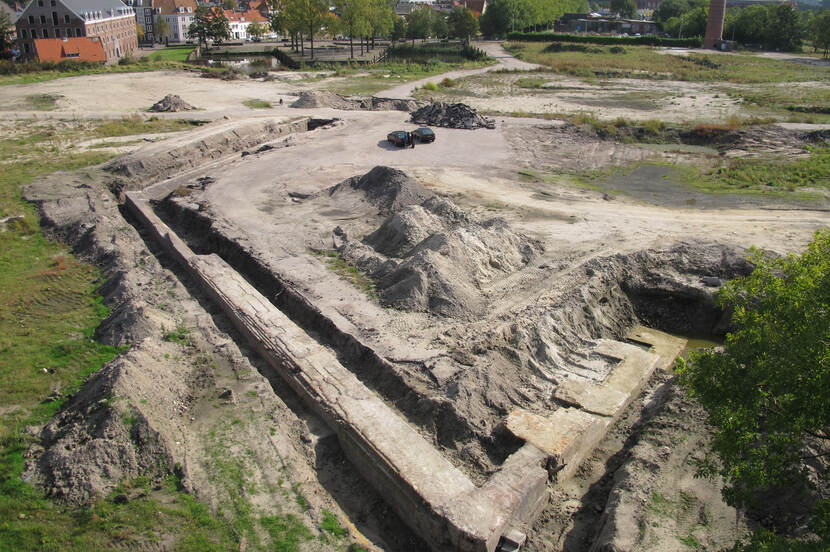 Deel van het blootgelegde terrein met de restanten van de oude kademuren en Bergse vestingwerken.