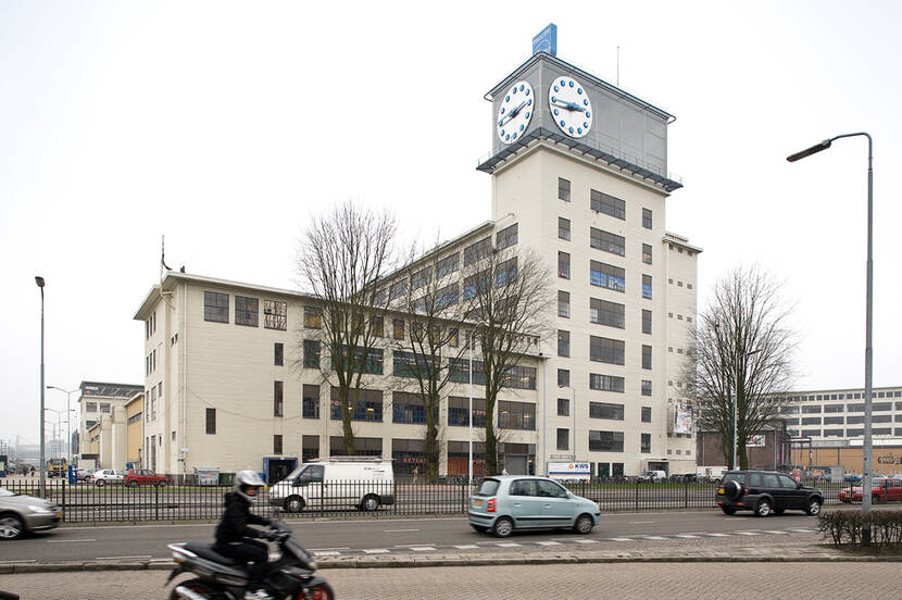 Het Klokgebouw, met bovenop een grote klok met wijzers