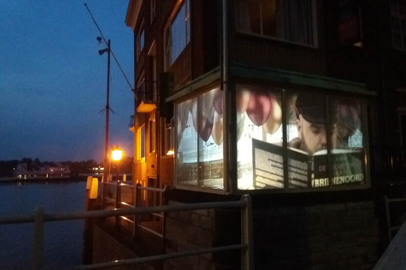 Boombrug, Dordrecht: video-installatie 'Wachtend op Vroeger' van Wouter Sieuwerts.