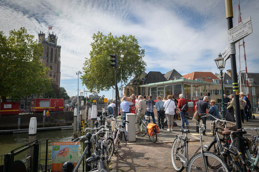 Engelenburgerbrug, Dordrecht: origami-kunstwerk Minatocho door Marielle van Heeren en Laura Jooren van De wereld op papier.