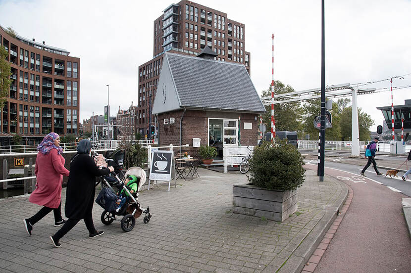 Lage Erfbrug, Rotterdam: dit huisje staat aan de basis van Stichting Brugwachtershuisjes.
