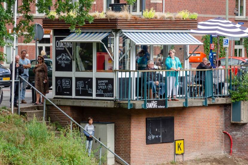 Orthenbrug, Den Bosch: Imke van Dillen van Stichting Weeshuisjes heeft hier Camping Koffietent gerealiseerd.