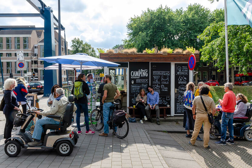 Orthenbrug, Den Bosch: Imke van Dillen van Stichting Weeshuisjes heeft hier Camping Koffietent gerealiseerd