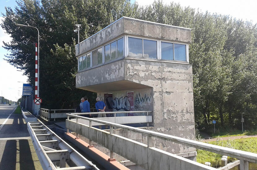 Plantaanbrug, Groningen: eenzaam en verwaarloosd huisje van Provincie Groningen.