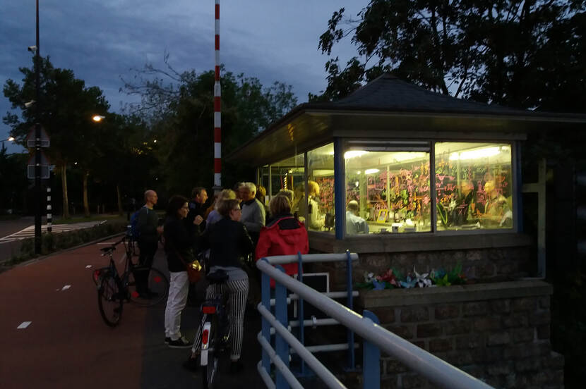 Prins Hendrikbrug, Dordrecht: Brugwachter Teus, volkstheater met een traan en een lach.