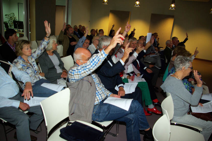 Geërfden van de Buurt Ede en Veldhuizen stemmen tijdens de Buurtspraak over het voorstel voor mogelijke toekomstige grondruil van de Buurt met de gemeente Ede. Met meerderheid van stemmen wordt dit voorstel aanvaard.