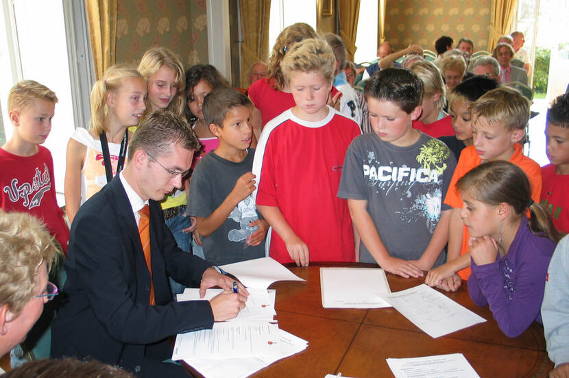 Tijdens de jaarlijkse Buurtspraak wordt een overeenkomst getekend voor een educatief project.