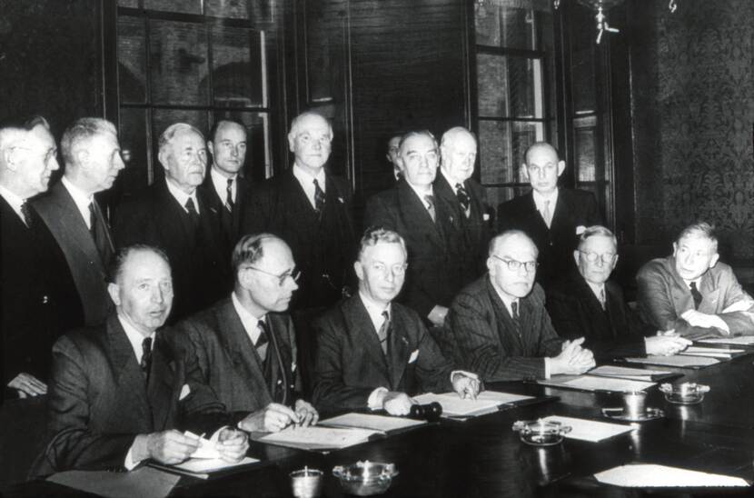 Zwart-wit foto van de 15 mannen van de Deltacommissie