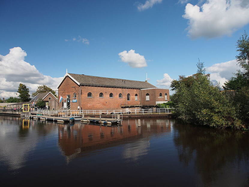 Oud-Hollands gebouw aan het water.