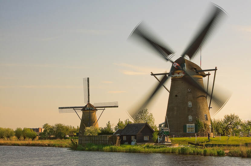 Ronddraaiende wieken van windmolens bij Kinderdijk.