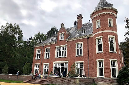 Open Monumentendagen - bezoekers van Kasteel Spelderholt luisteren naar een vertelling van Vertelgenootschap Apeldoorn