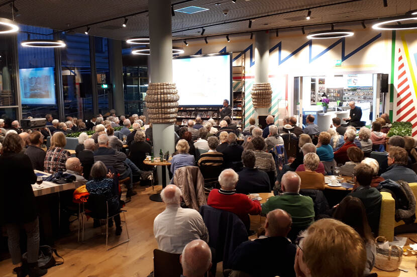 Bezoekers van het Historisch Café in het CODA