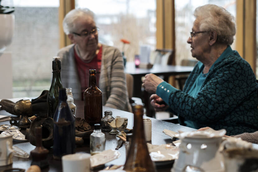 Foto van twee vrouwen aan een tafel