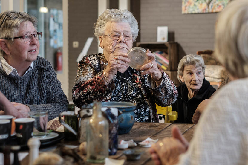 Vrouwen met een weckpotdeksel