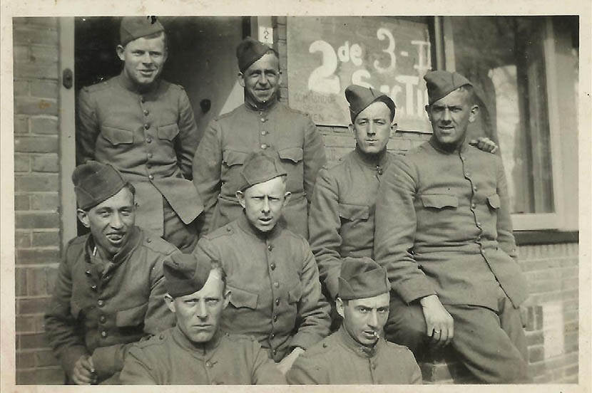 Groepsfoto van acht soldaten tijdens mobilisatie Grebbeberg