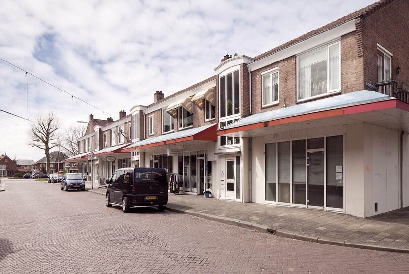 Gevels van een rijtjeshuis met op de beneden verdieping wit geverfde bakstenen