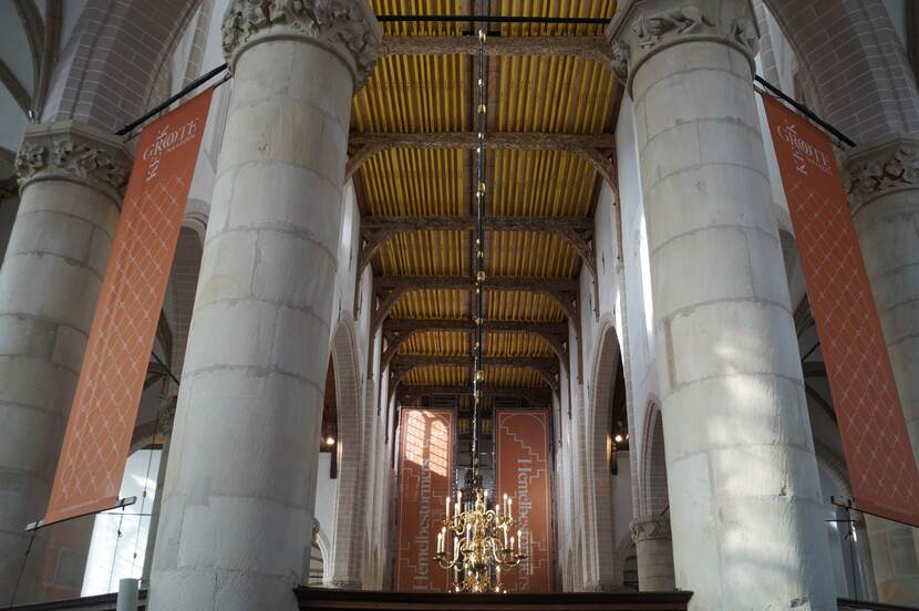 Interieur van Grote Kerk Naarden met zicht op onderkant steigervloer