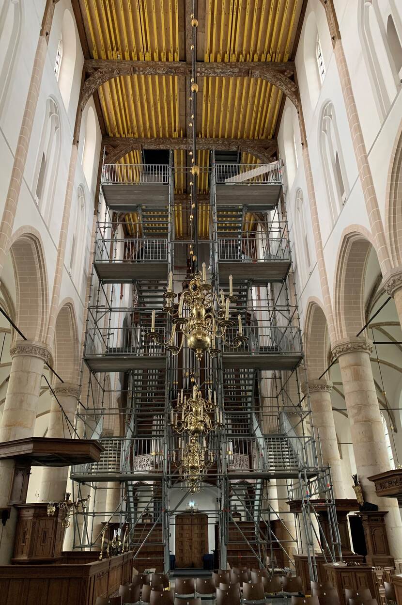 Interieur van de Grote Kerk Naarden met steigers