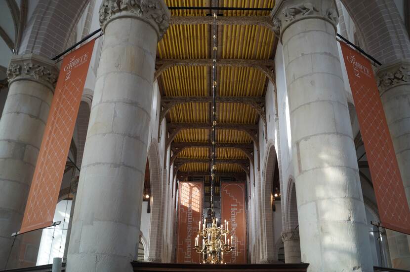 Interieur van de Grote Kerk Naarden met steigers en banieren