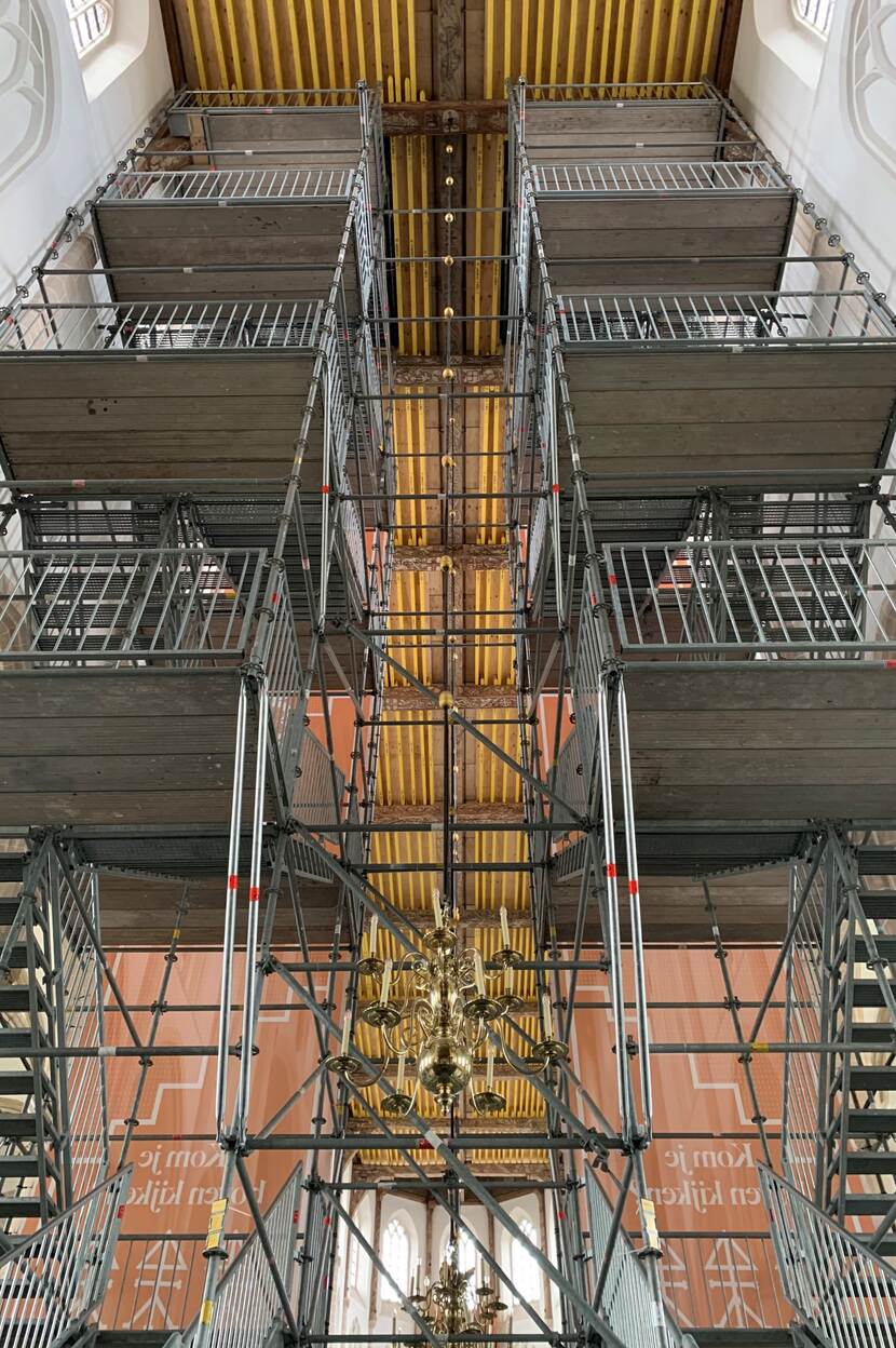 Steigers als trappenhuis in de Grote Kerk Naarden