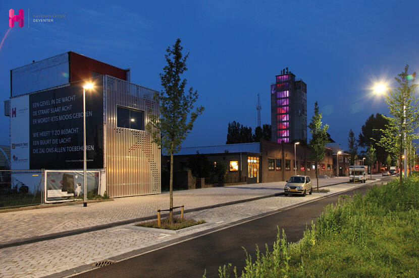 De grijze silo by night aan de Mr. H. F. de Boerlaan