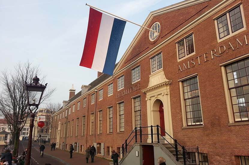 Hortusgebouw met vlag