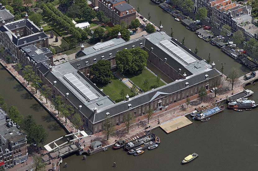 Het Oude Vrouwen Huys vanuit de lucht gezien.