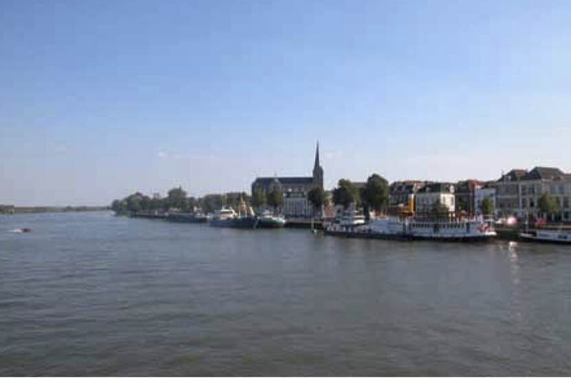 Het IJsselfront van Kampen, gezien vanaf de overkant van het water