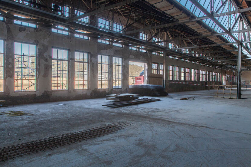 Interieur van de verlaten ENKA-fabriek voor de restauratie