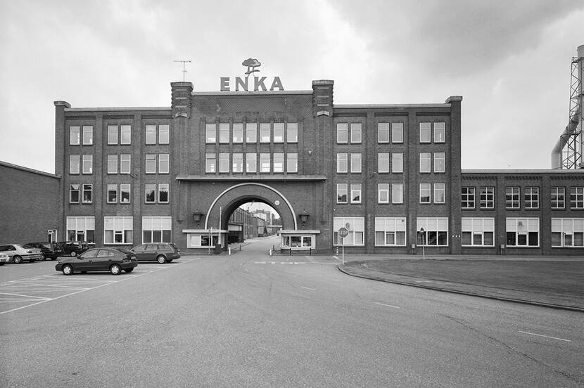 Het poortgebouw van de Enka-fabriek